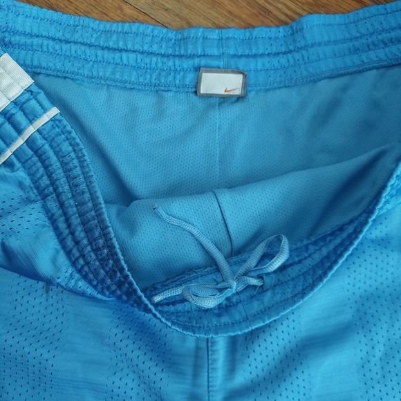 Vintage Nike Carolina Blue Baskerball Shorts with White Trim Swoosh Men Sz L (D) - Picture 4 of 7